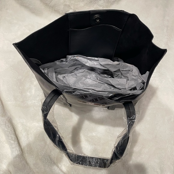 Steve Madden 2 piece patterned tote bag with detachable pouch - Picture 9 of 9